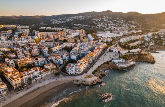 Vacation rental apartment with sea view on the Spanish coast in 2025, symbolizing high profitability and new tourism regulations