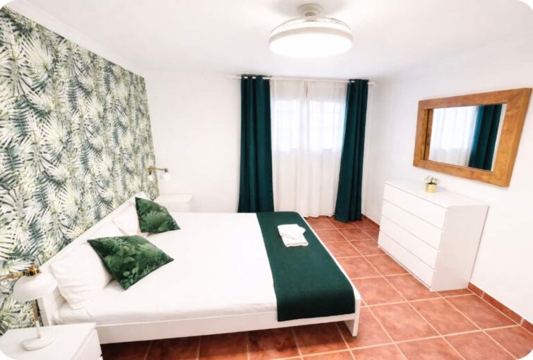 La habitación principal de este alojamiento en Arinaga (Las Palmas) presenta un dormitorio con una cama doble, dos