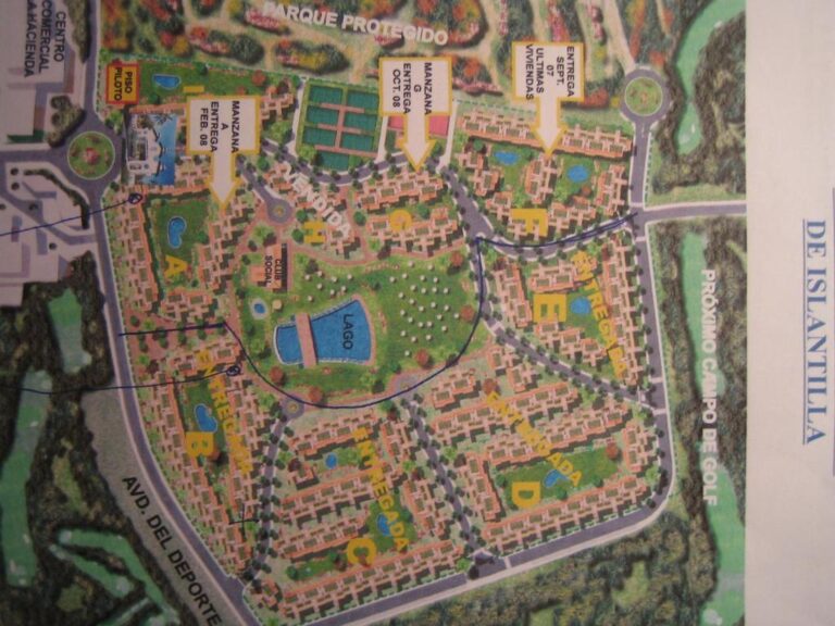 Un mapa de un complejo de alojamiento en Huelva, con una piscina y un parque privado