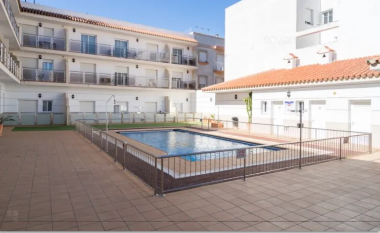 Piso amplio en Conil con piscina comunitaria
