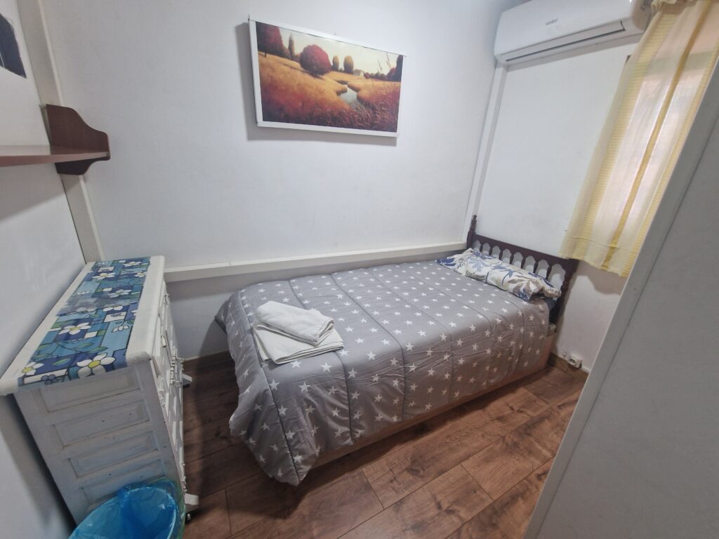 Una habitación con una cama y un armario