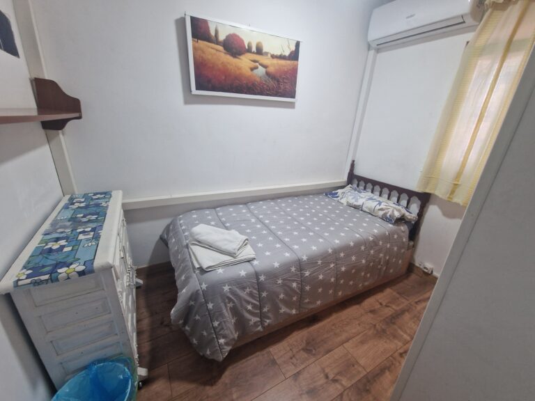 Una habitación con una cama y un armario
