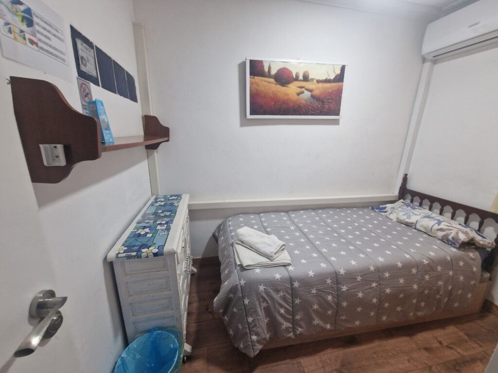 La habitación cuenta con una cama individual, un armario y una mesa de noche
