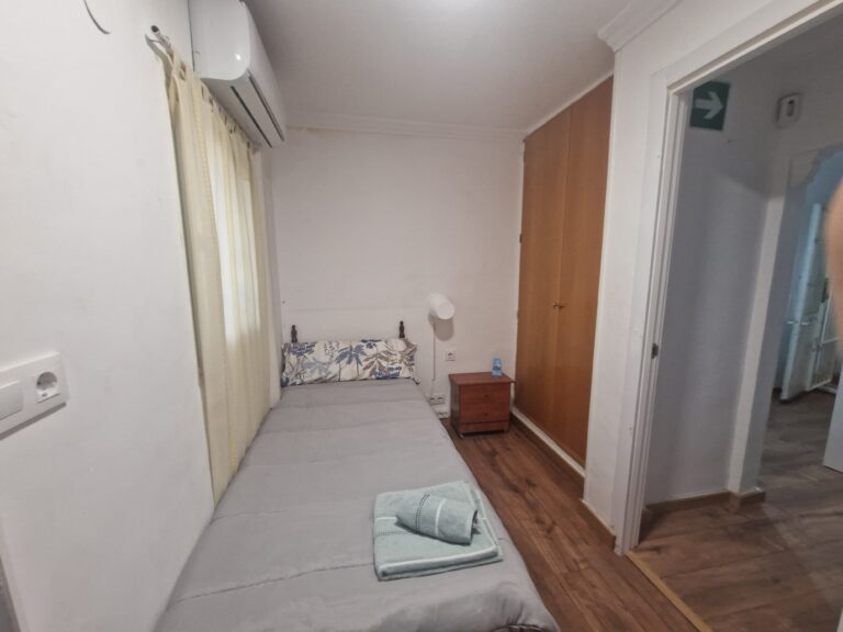 La habitación de la casa de vacaciones en San Sebastián de los Reyes, con una cama individual, una ventana