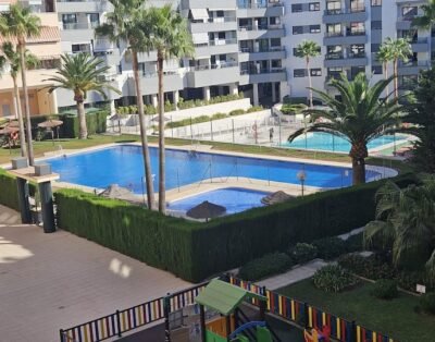 Moderno apartamento con piscina, parking y gran salón