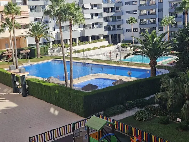 Moderno apartamento con piscina, parking y gran salón