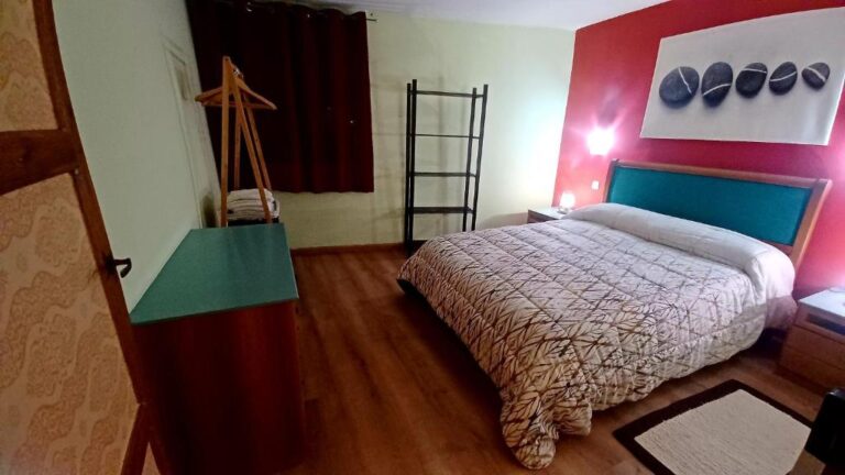 La habitación cuenta con una cama doble, una mesita de noche y un armario