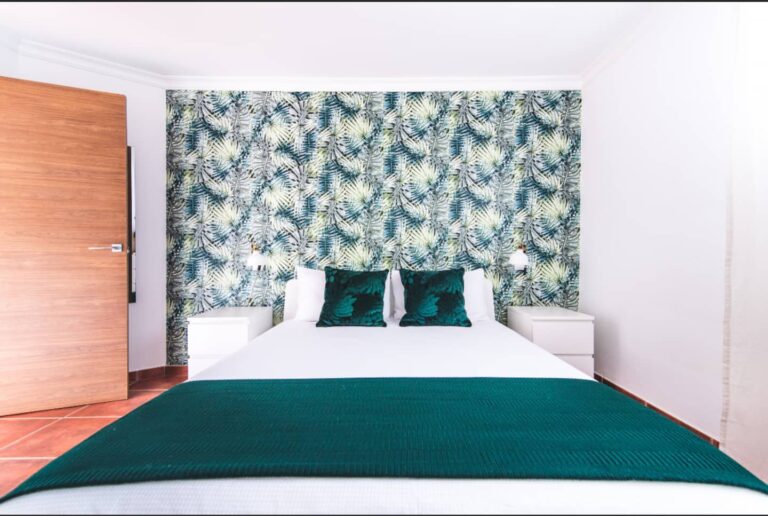 La habitación principal de este alojamiento en Arinaga, Las Palmas, cuenta con una cama doble y una decoración moderna