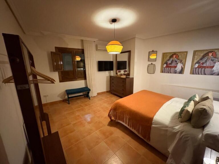 La habitación principal de este alojamiento en Jaén, cuenta con un dormitorio amplio y luminoso, con una cama doble