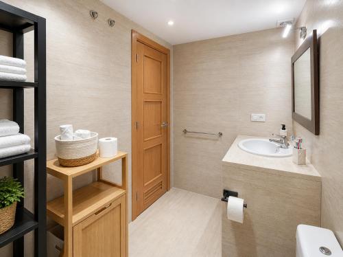 Bano con ducha, lavamanos y bidet, con un espejo rectangular en la pared
