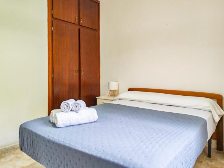 La habitación cuenta con una cama doble y una cómoda, con una decoración minimalista y un espacio acogedor