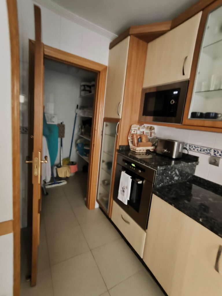La cocina de este alojamiento en León cuenta con un espacio moderno y funcional, equipado con un microondas y un horno