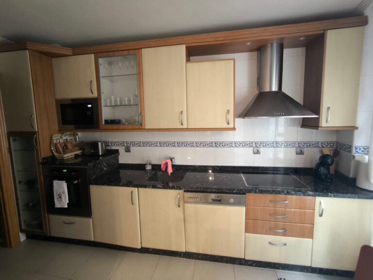 La cocina de este alojamiento en León cuenta con un diseño moderno y funcional, destacando por su espacio amplio y bien