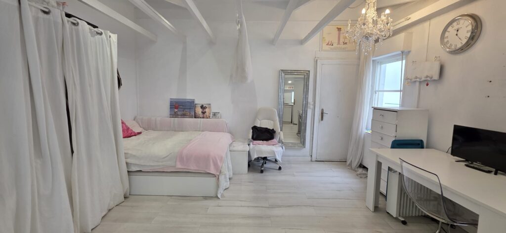 La habitación principal de este alojamiento en Cudón presenta un ambiente acogedor y luminoso, con una cama doble