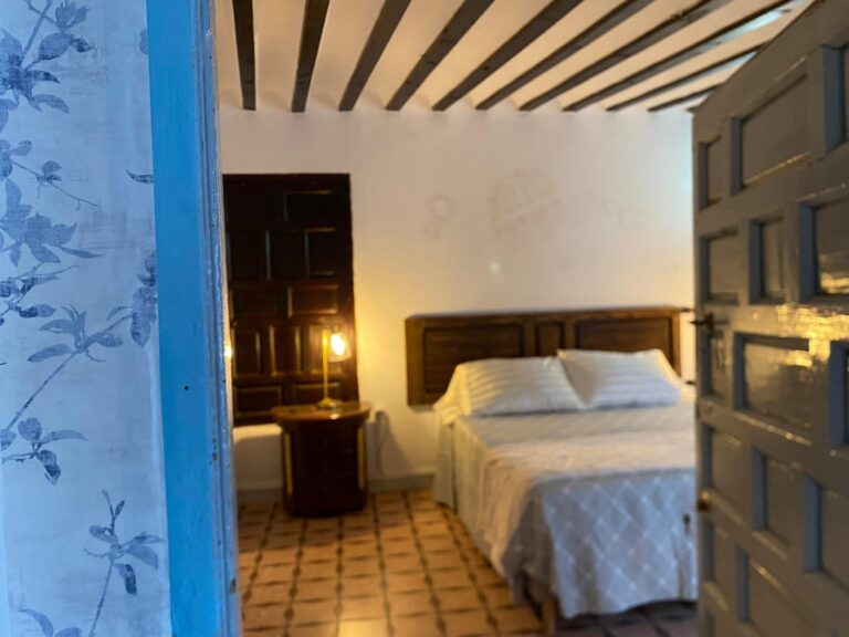 Una habitación con un colchón y una mesita de noche
