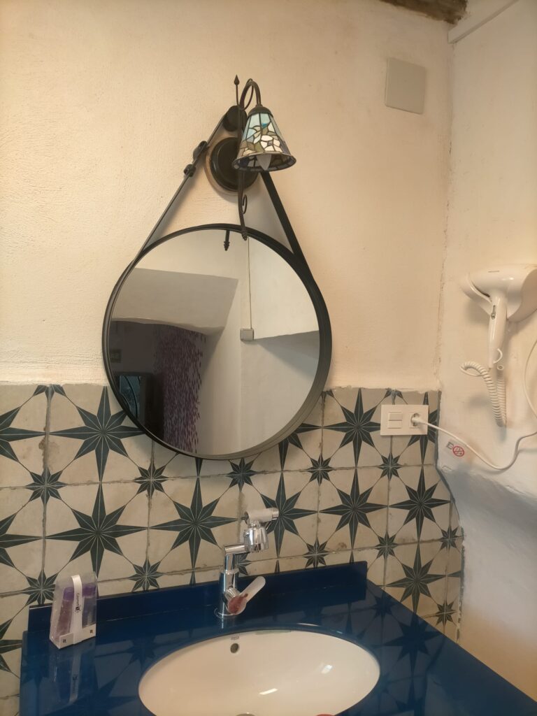 El espejo redondo de la imagen se encuentra en un baño de un alojamiento ubicado en Ciudad Real