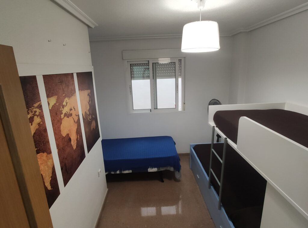 La habitación cuenta con una cama individual y una cama doble, ambas con colchones de alta calidad y ropa de cama
