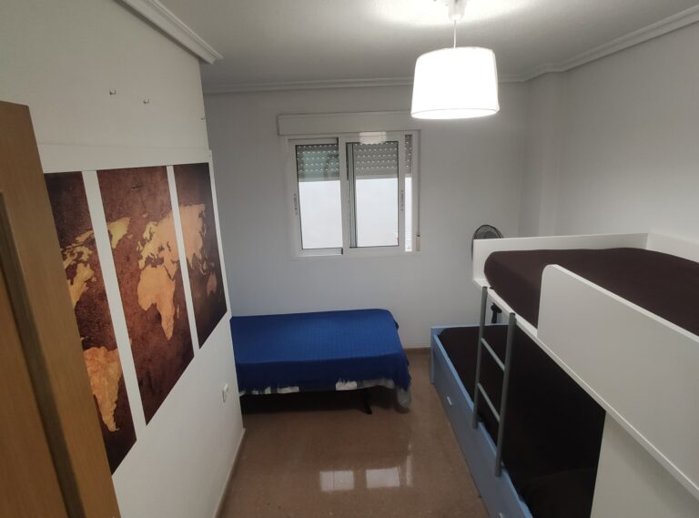 La habitación cuenta con una cama individual y una cama doble, ambas con colchones de alta calidad y ropa de cama