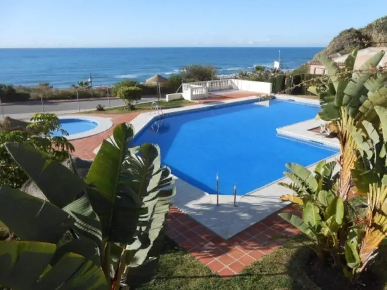 Torrox Costa, casa con patio privado junto al mar