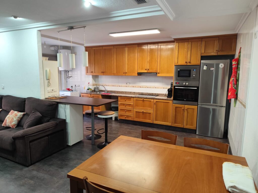 La cocina de este alojamiento en Elche cuenta con un espacio de trabajo, un fregadero, un horno, un microondas