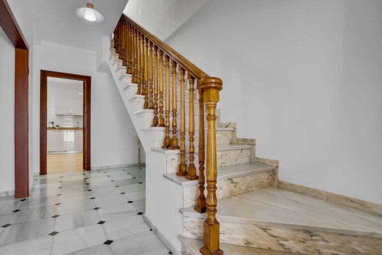 Descubre la pasarela de madera con barandilla de madera que conduce a la cocina de este alojamiento en Málaga