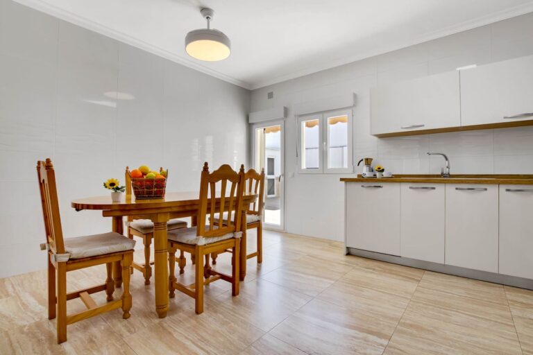 La cocina de este alojamiento en Málaga cuenta con un espacio amplio y bien iluminado, equipado con una mesa de madera