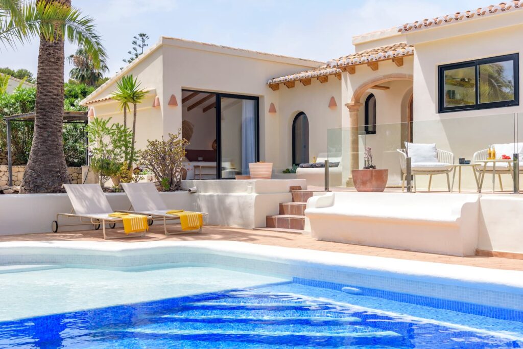 Villa de estilo ibicenco con piscina en Jávea, Alicante — alquiler vacacional sin comisiones