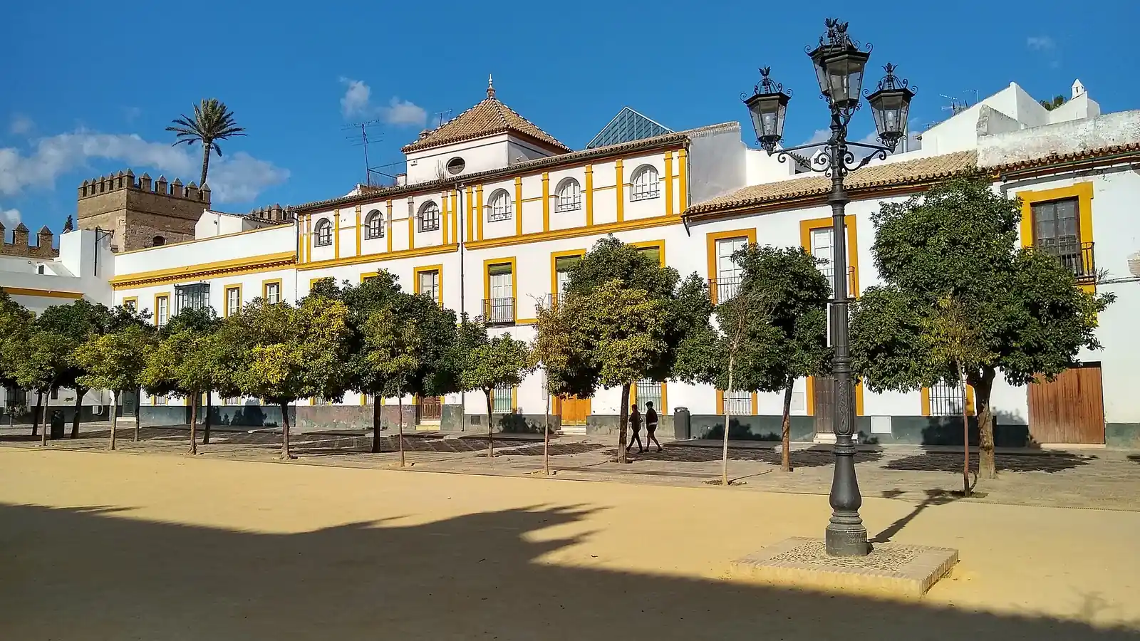 Patio de Banderas con naranjos y fachada sevillana, el escenario de una alternativa a Airbnb en Sevilla