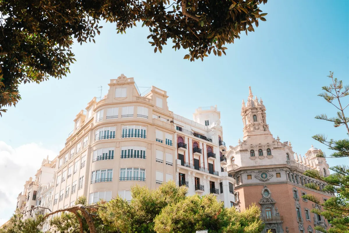 Arquitectura histórica de Valencia bajo cielo despejado, escenario de una alternativa a Airbnb en Valencia