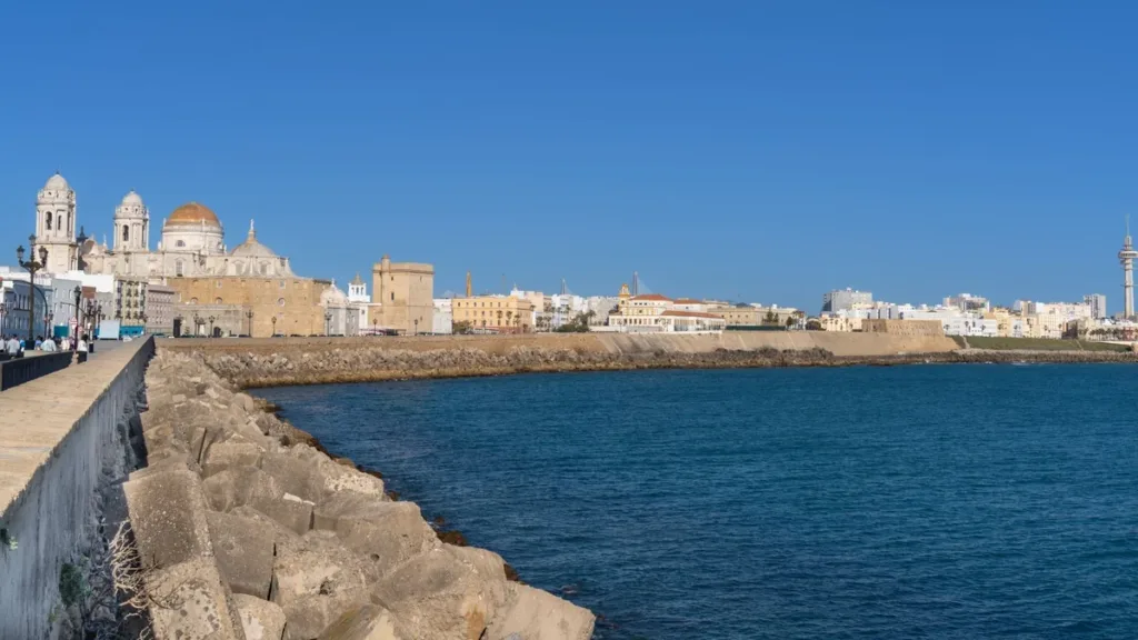 La silhouette du front de mer de Cadix avec la cathédrale, un cadre idéal pour la publicité de maisons de vacances à Cadix