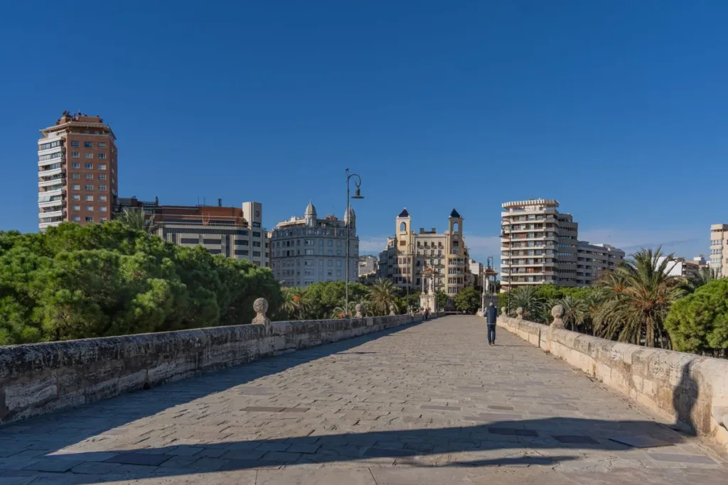 Vue panoramique de Valence depuis le Puente del Mar (Pont de la Mer), un emplacement idéal pour la publicité de maisons de vacances à Valence.
