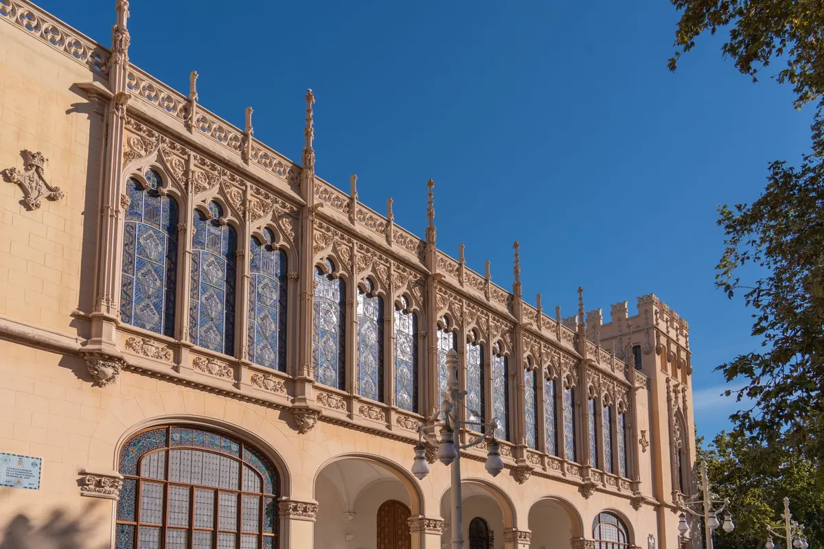 Fachada gótica histórica de Valencia donde tramitar el registro turístico de viviendas vacacionales