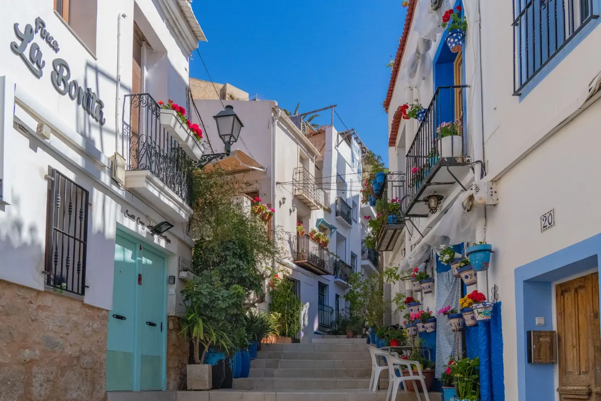 Calle de casas encaladas en España; viviendas que necesitan registro turístico para el alquiler vacacional