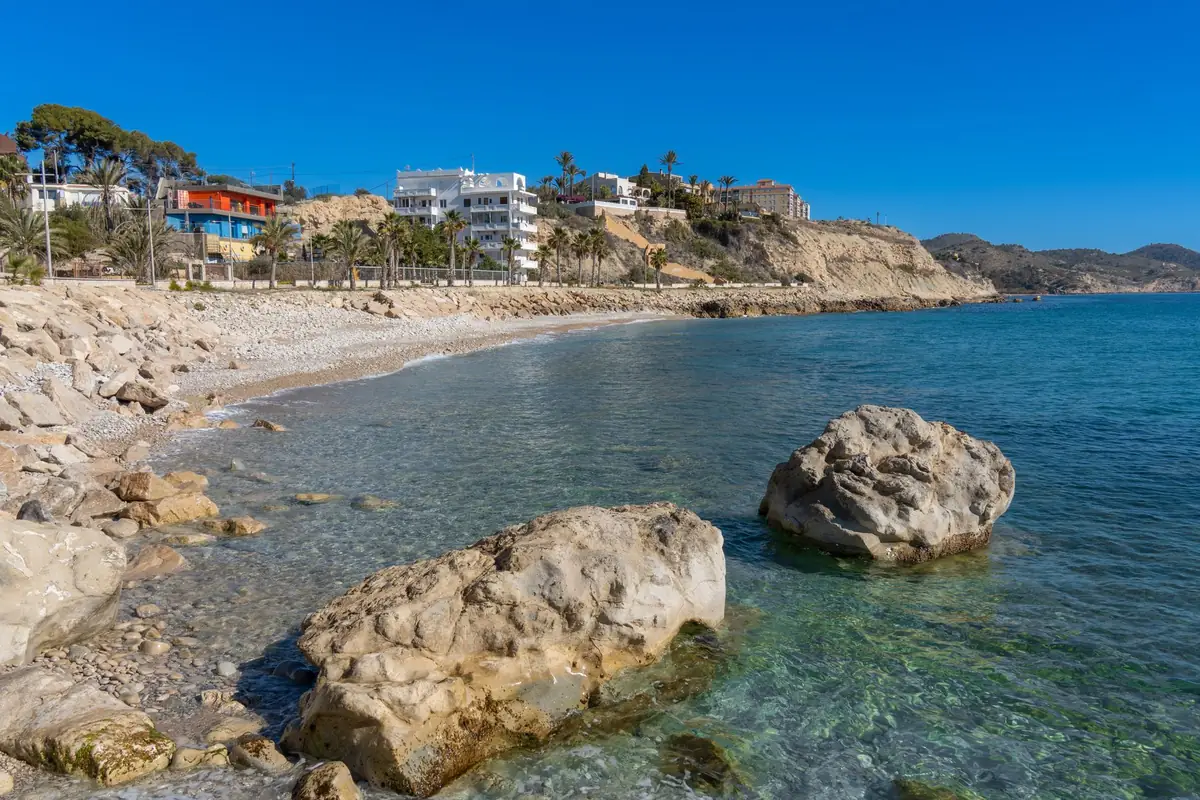 Playa de la Costa Blanca, escenario de un alojamiento que admite mascotas en Alicante