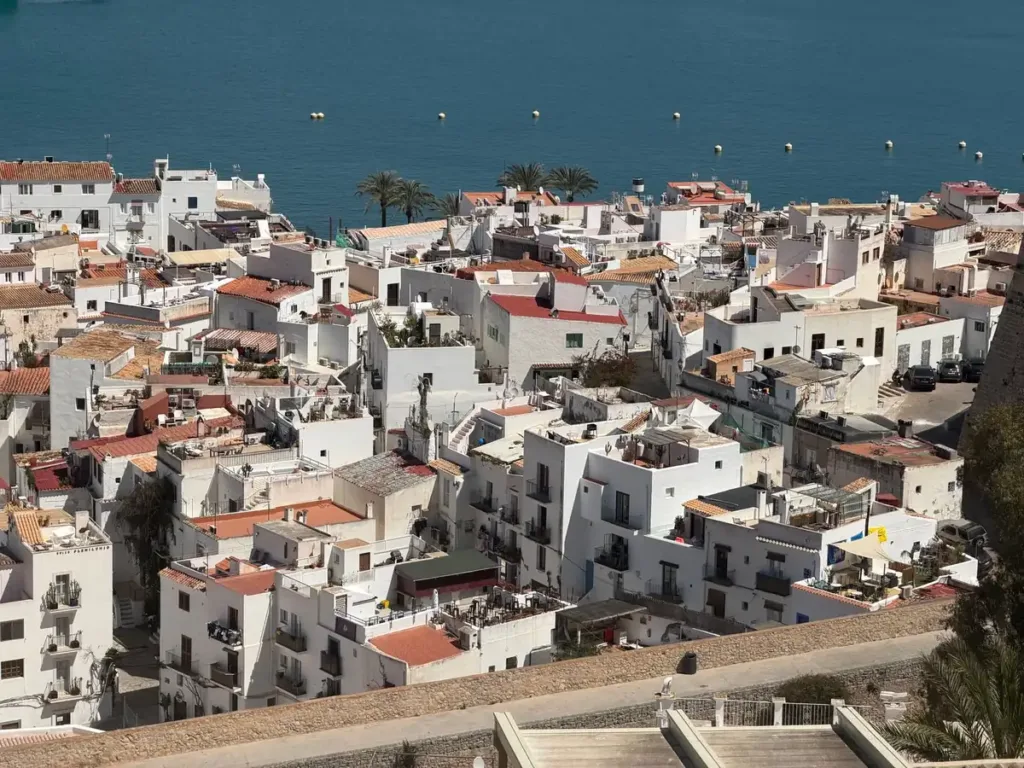 Ibiza, village côtier blanc, offre une alternative Airbnb aux propriétaires.