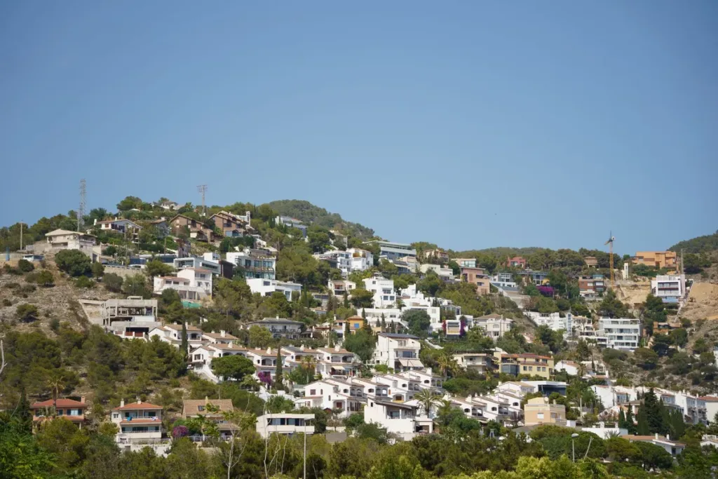 Maisons dans un village méditerranéen espagnol, cadre idéal pour annoncer gratuitement des locations de vacances