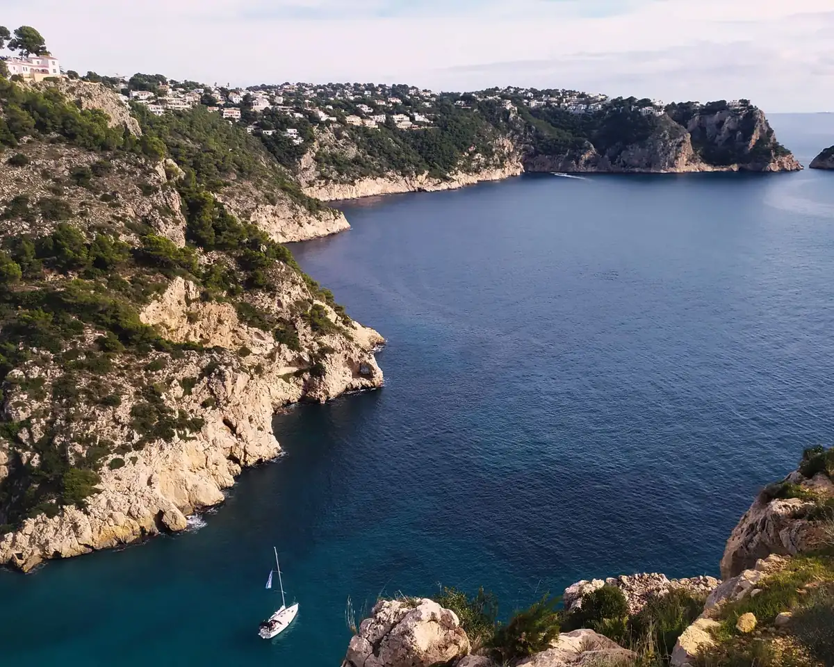 Calas de Jávea en la Costa Blanca, destino para una casa con piscina en Alicante