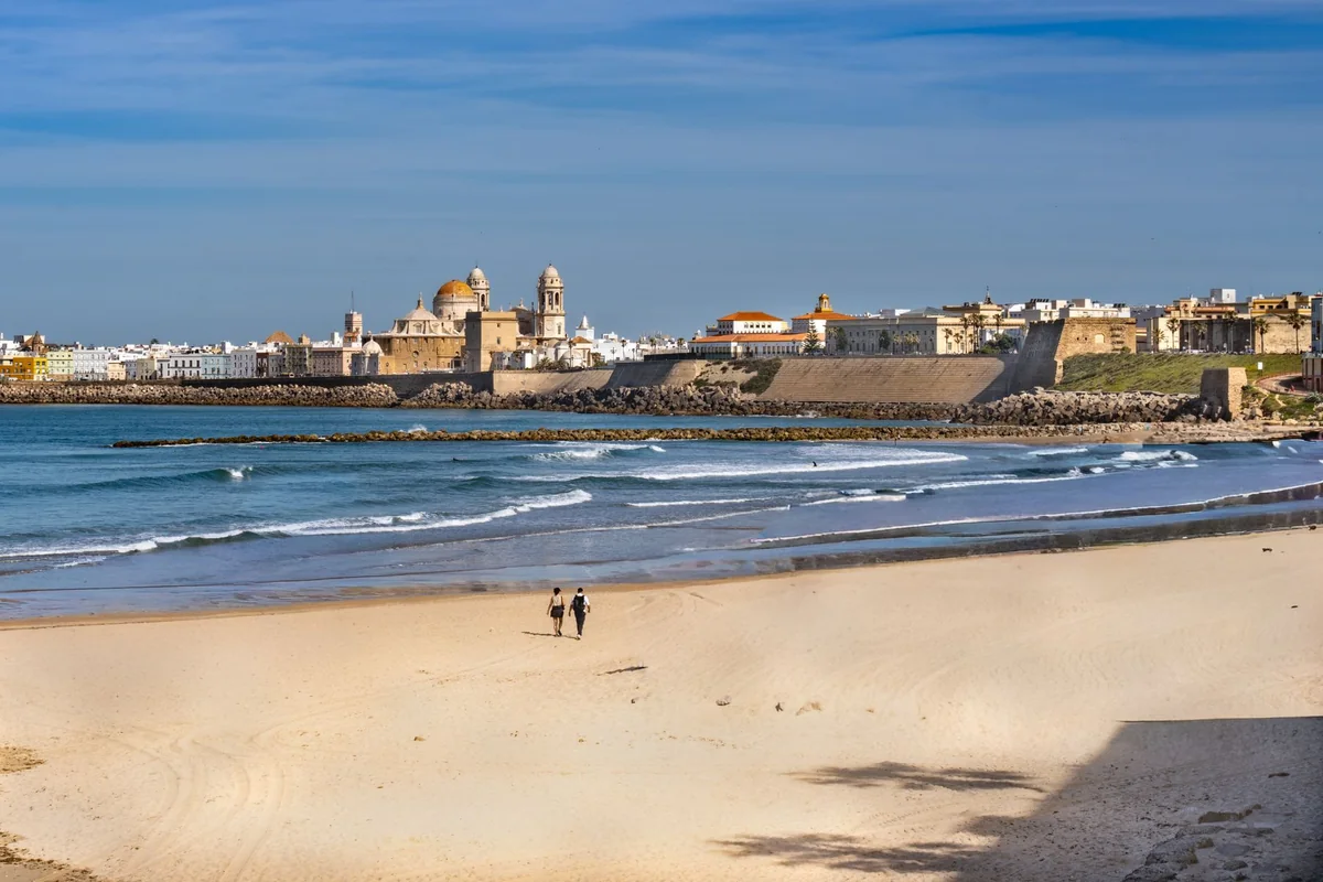 Playa de Cádiz con la catedral al fondo y casa con piscina en Cádiz