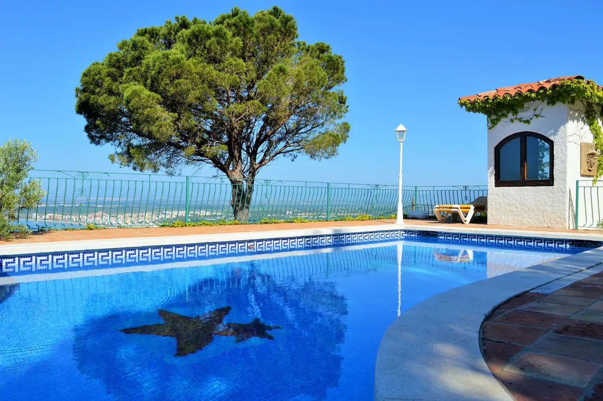 Casa con piscina junto al mar Mediterráneo, escenario de unas vacaciones en Málaga