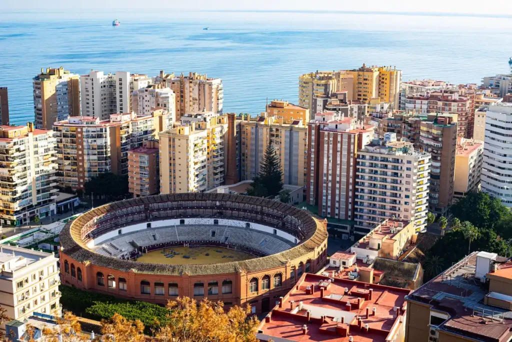 Edificios de La Malagueta junto al mar, panorámica para elegir dónde alojarse en Málaga