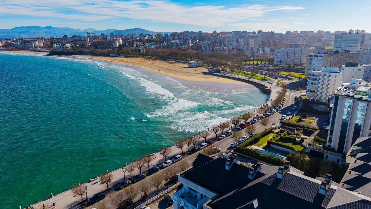 Playa del Sardinero en Santander, ciudad donde tramitar el registro turístico en Cantabria