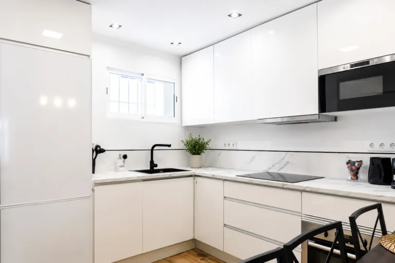 La cocina de este alojamiento en Málaga cuenta con un espacio moderno y funcional, equipado con un fregadero