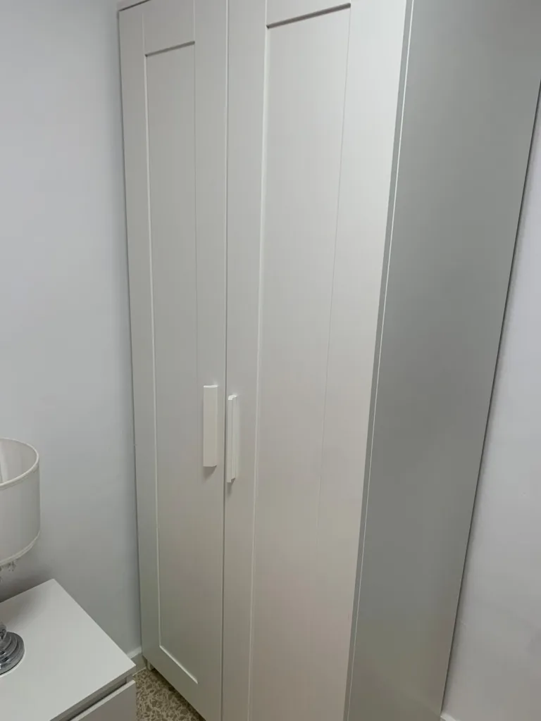 Una habitación con una puerta blanca y un lavavajillas