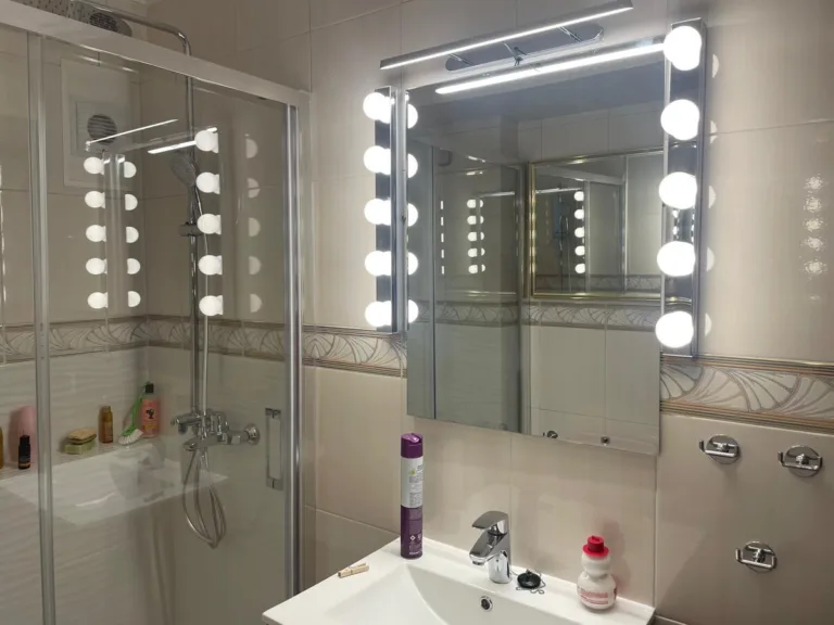 Un baño con un espejo de tocador y una ducha