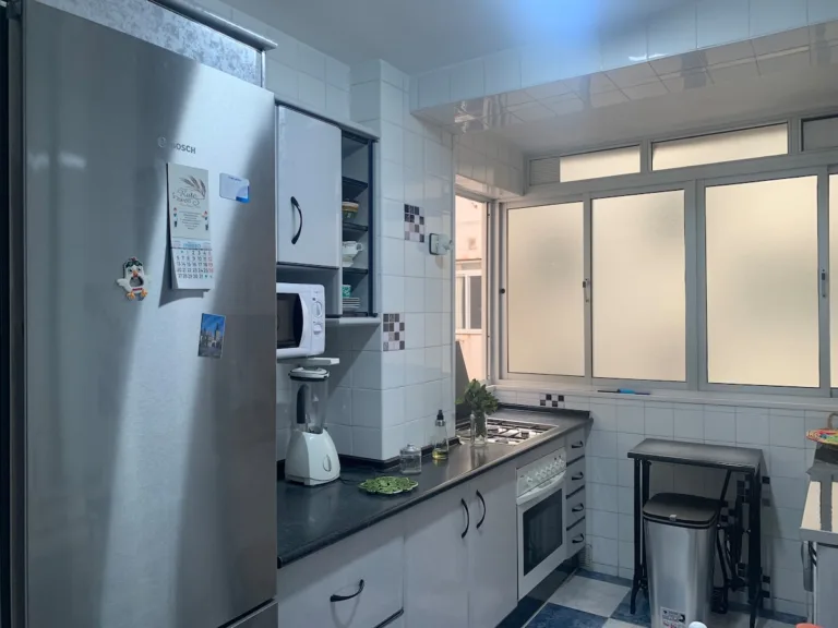Una cocina con un frigorífico y un microondas