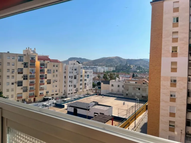 Una vista desde una ventana de un edificio de apartamentos en la ciudad de Mijas, en la provincia de Málaga, España, con