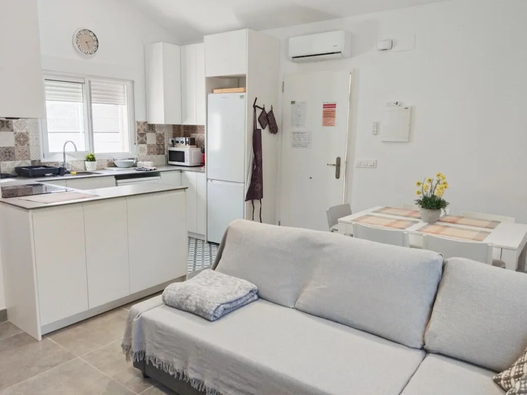 Una cocina con un sofá y una mesa de comedor