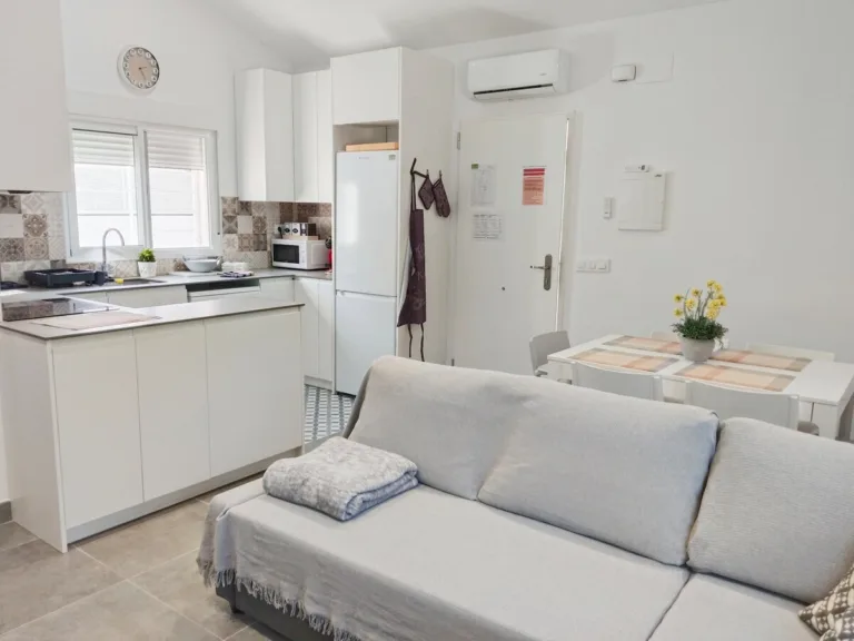 Una cocina con un sofá y una mesa de comedor