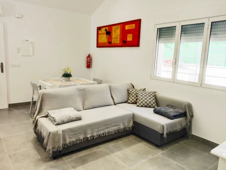 Un pequeño salón con una mesa de comedor y un sofá