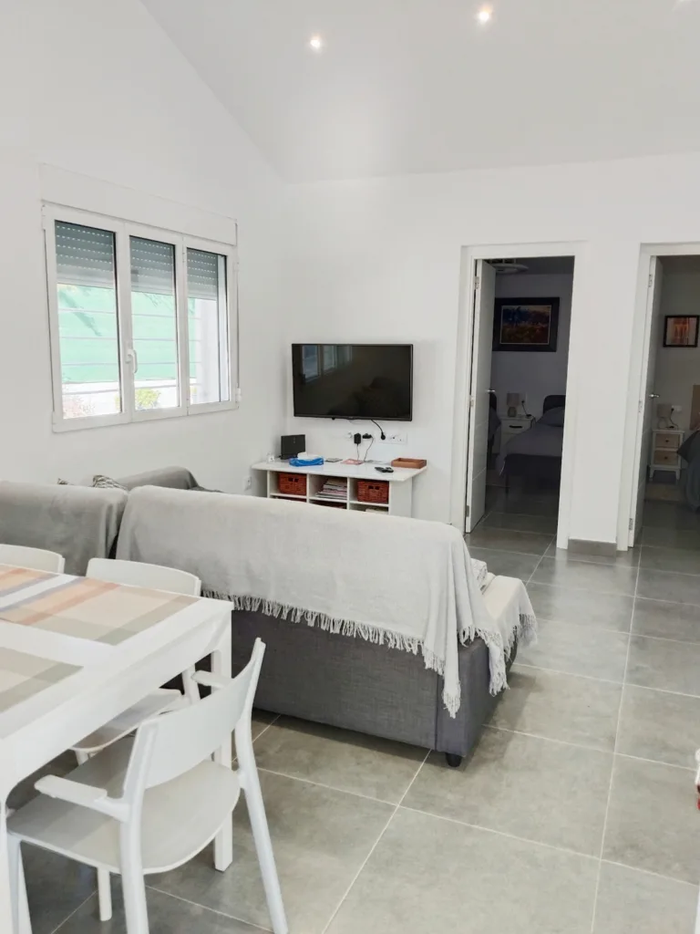 Un salón con una mesa y un sofá